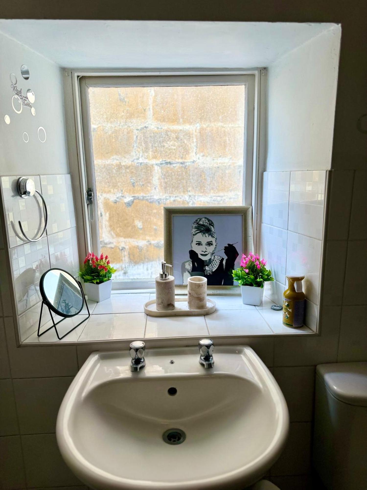 Beautiful Townhouse Next To Royal Victoria Park And Botanical Gardens Within Easy Walking Distance To Bath City Centre Екстериор снимка